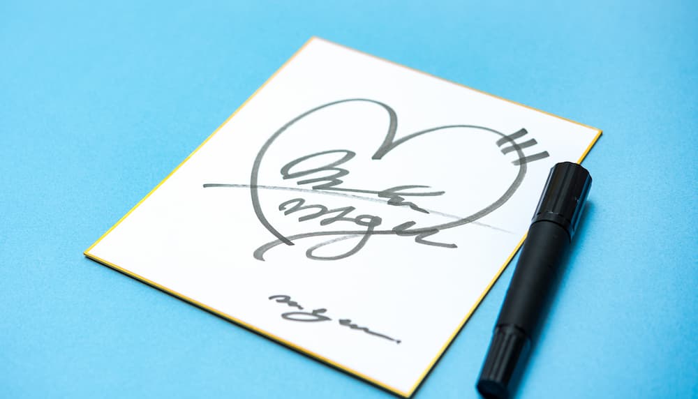 専門店監修｜サイン色紙の劣化を防ぐ！最適な保存方法を解説